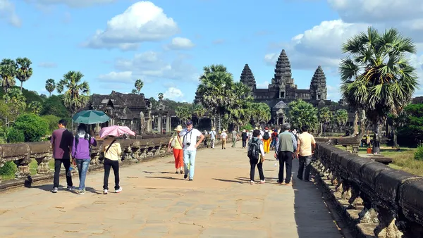 Turyści na tarasie Angkor Wat