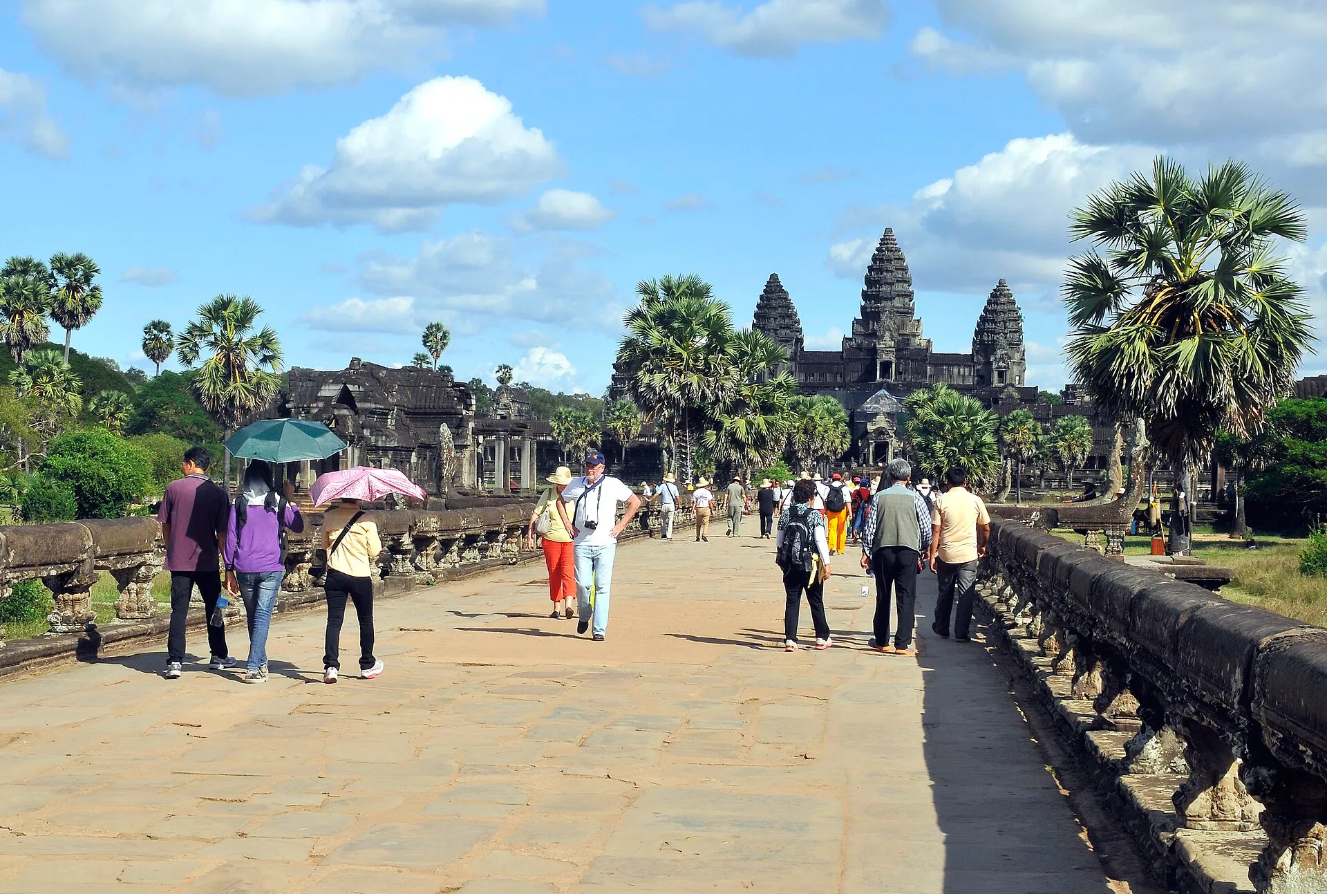 Turyści na tarasie Angkor Wat