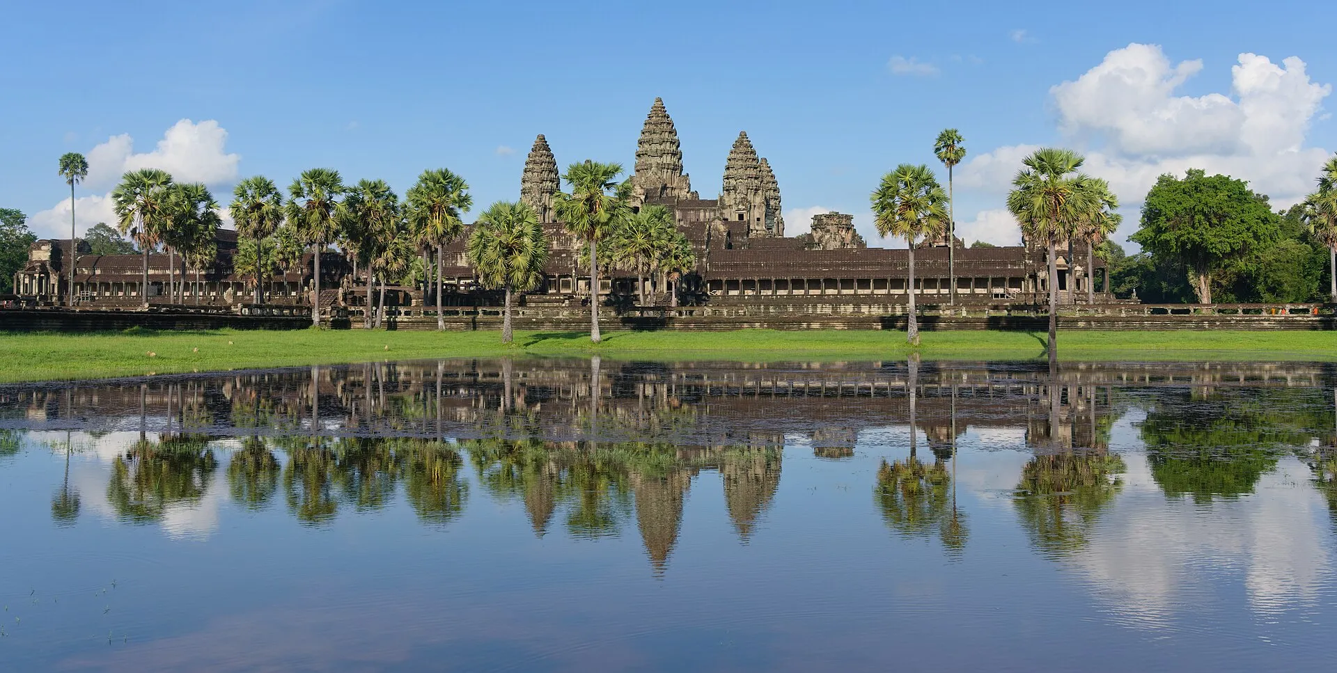 Pięć wież Angkor Wat odbitych w stawie przed zachodnią fasadą