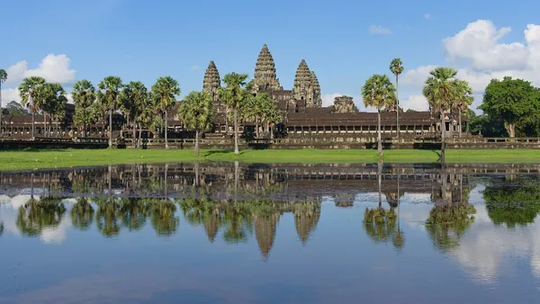 Pięć wież Angkor Wat odbitych w stawie przed zachodnią fasadą