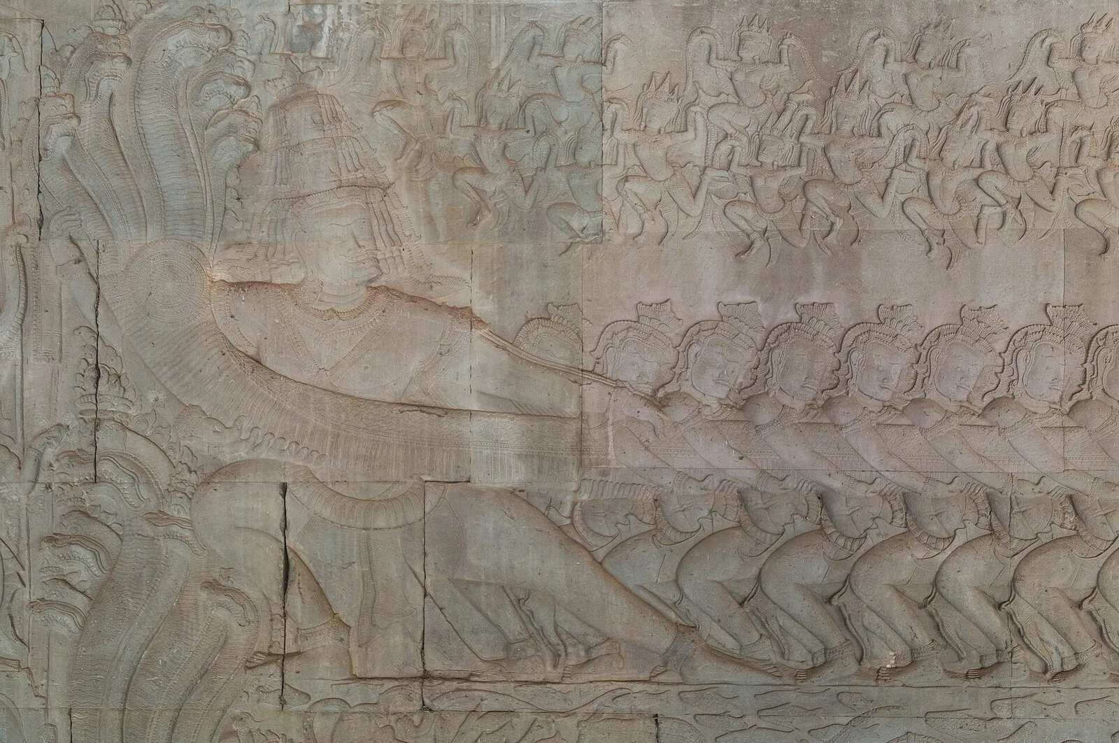 Płaskorzeźba „Ubijanie Oceanu Mleka” we wschodniej galerii Angkor Wat: rząd asurów ciągnie ciało węża naga