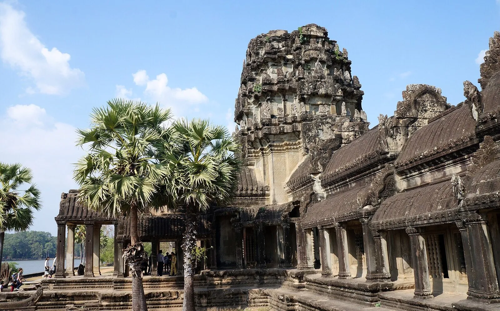 Gopura zachodniego wejścia w zewnętrznym murze Angkor Wat, z wieżą i galeriami wśród palm