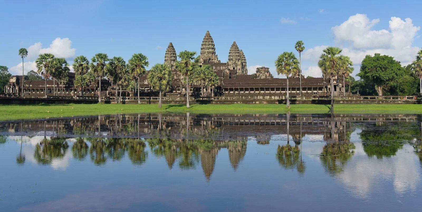 Angkor Wat odbity w wodzie stawu