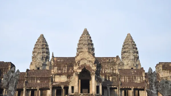 Trzy wieże w kształcie kwiatu lotosu nad galeriami Angkor Wat