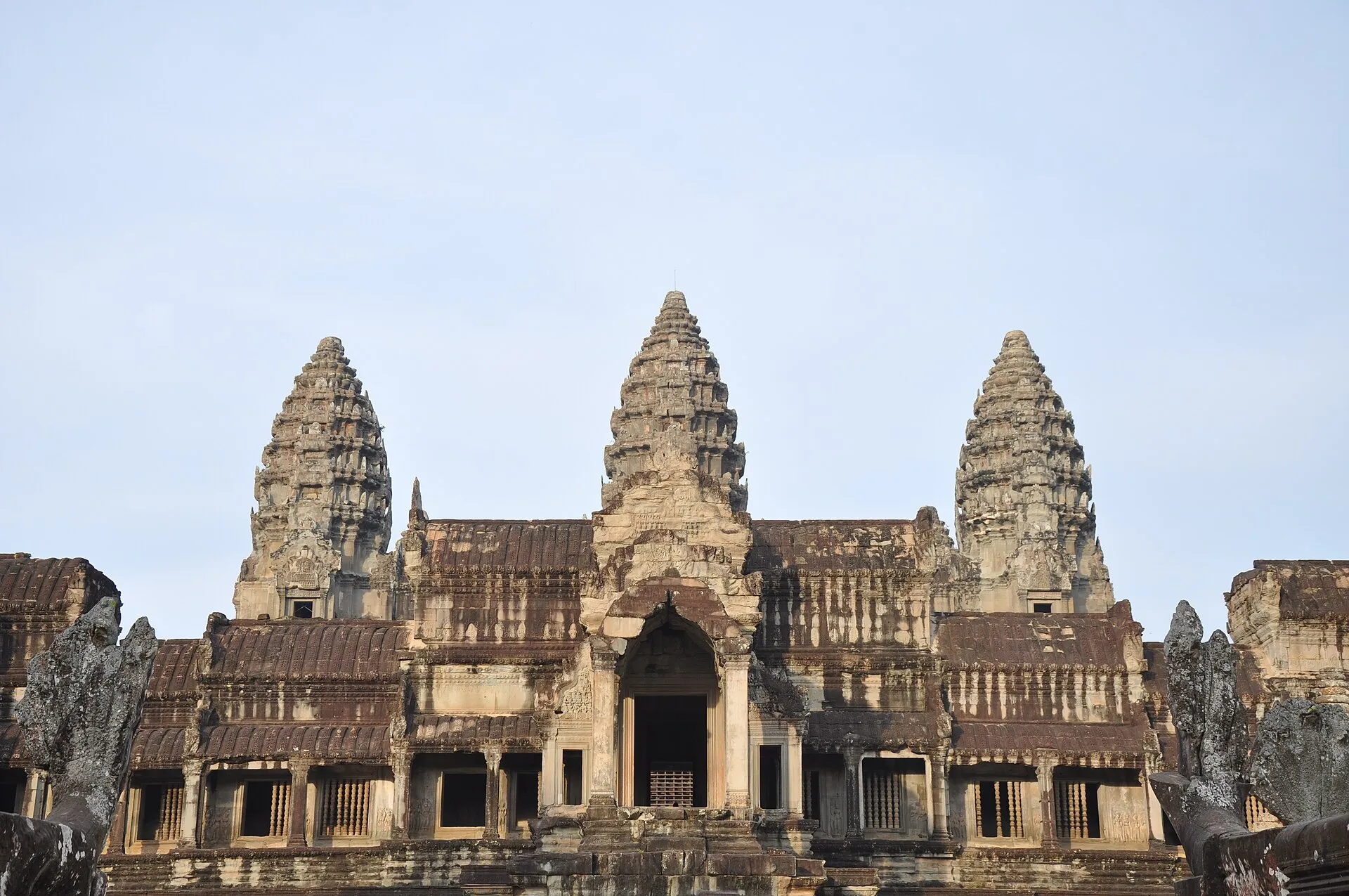 Trzy wieże w kształcie kwiatu lotosu nad galeriami Angkor Wat