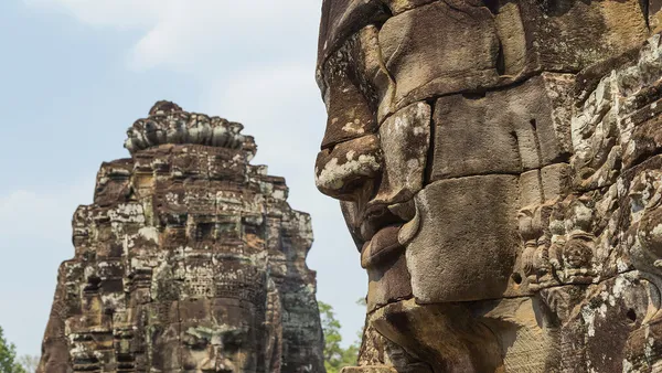 Kamienne twarze na wieżach świątyni Bayon w Angkor Thom