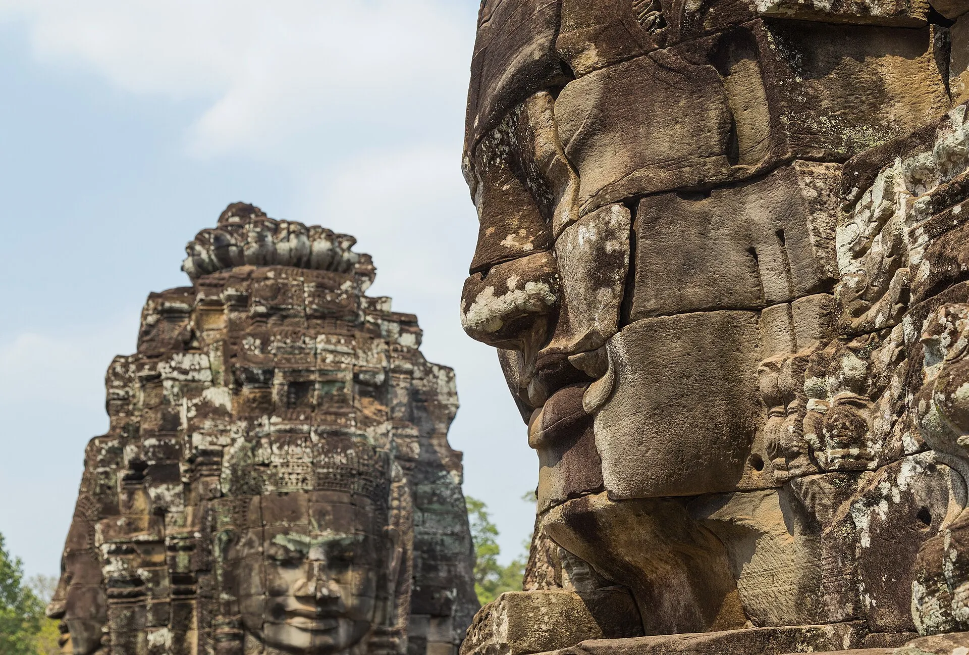 Kamienne twarze na wieżach świątyni Bayon w Angkor Thom