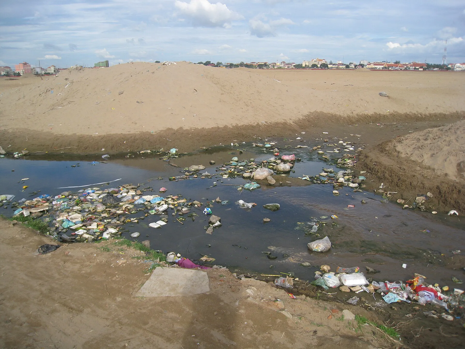 Zasypywane jezioro Boeung Kak w Phnom Penh, w tle zabudowa miasta