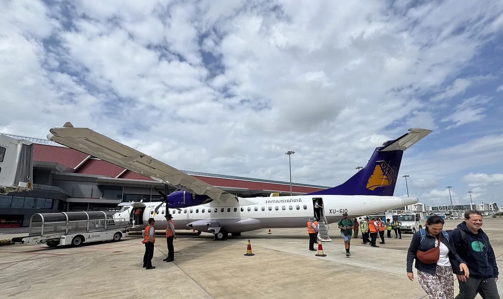 Samolot ATR 72-600 linii Cambodia Angkor Air na lotnisku w Siem Reap