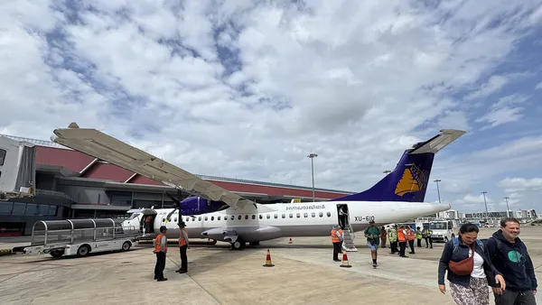 Samolot ATR 72-600 linii Cambodia Angkor Air na lotnisku w Siem Reap