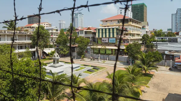 Drut kolczasty przed budynkami dawnego więzienia S-21, dziś Muzeum Ludobójstwa Tuol Sleng
