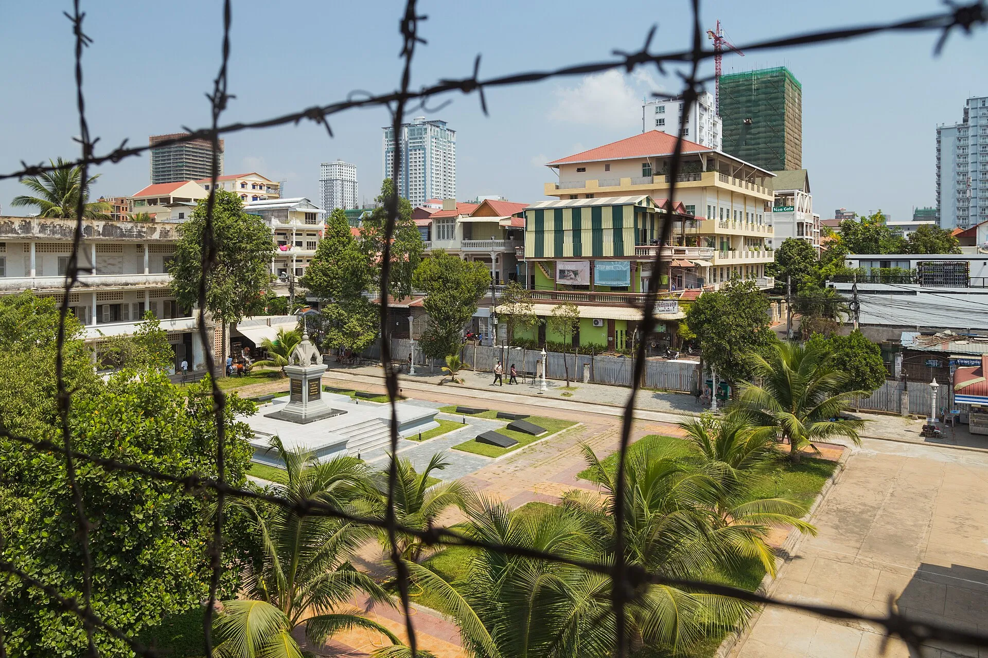 Drut kolczasty przed budynkami dawnego więzienia S-21, dziś Muzeum Ludobójstwa Tuol Sleng