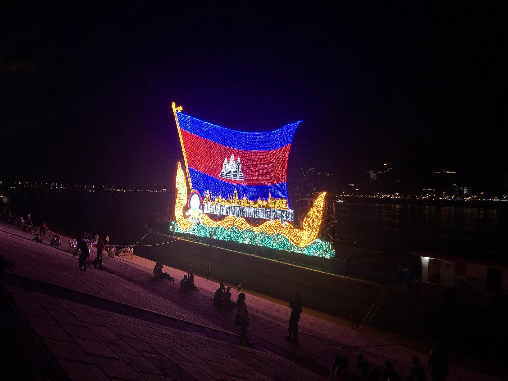 Oświetlona łódź z kambodżańską flagą podczas Festiwalu Wodnego w Phnom Penh