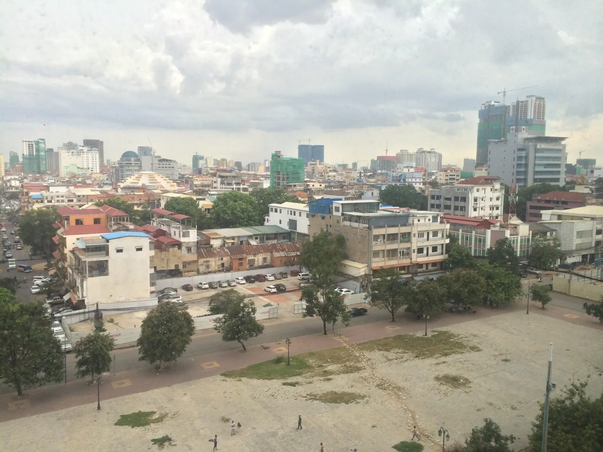 Widok na centrum Phnom Penh i plac Freedom Park
