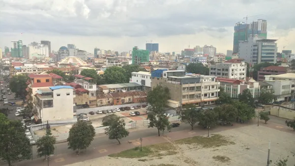 Widok na centrum Phnom Penh i plac Freedom Park