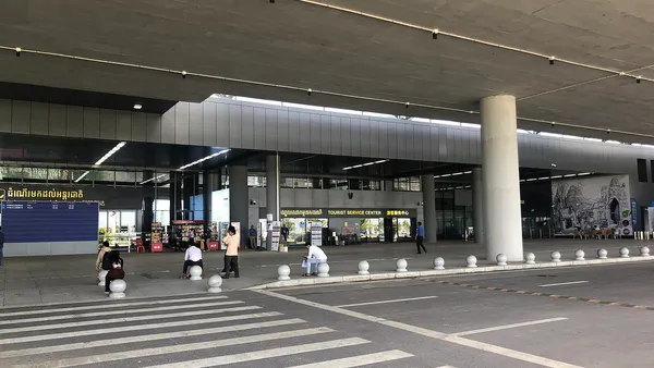 Podjazd przed terminalem lotniska Siem Reap-Angkor z przejściem dla pieszych i wejściem do hali