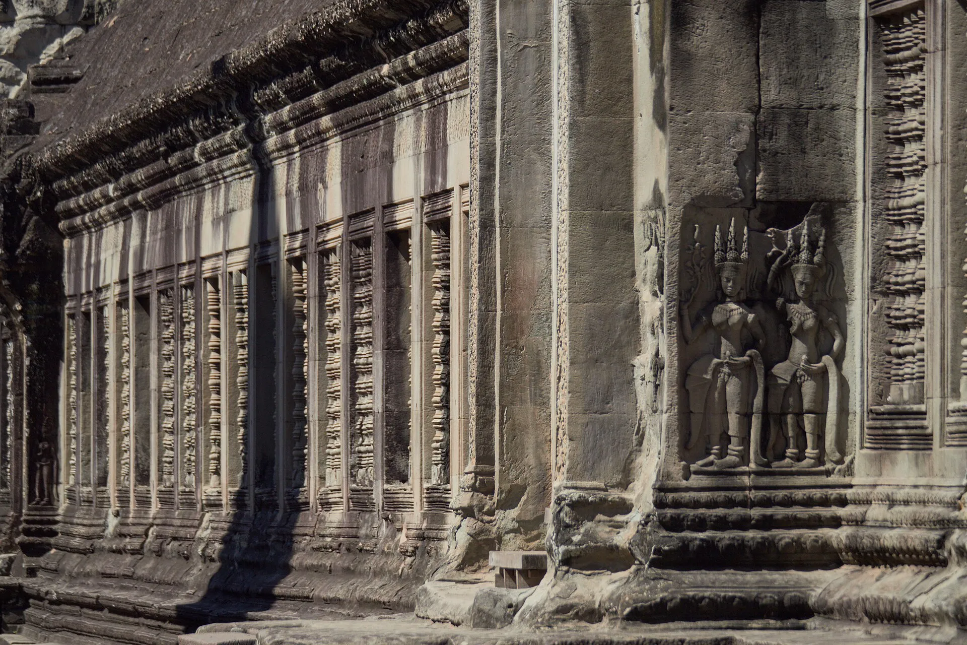 Płaskorzeźba z dwiema tancerkami apsara na ścianie Angkor Wat