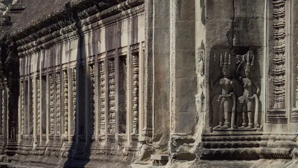 Płaskorzeźba z dwiema tancerkami apsara na ścianie Angkor Wat
