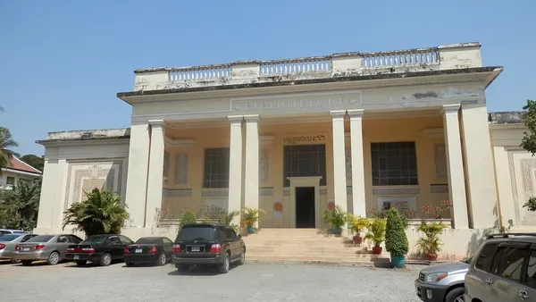 Gmach Biblioteki Narodowej Kambodży w Phnom Penh z kolumnadą i napisem BIBLIOTHEQUE nad wejściem