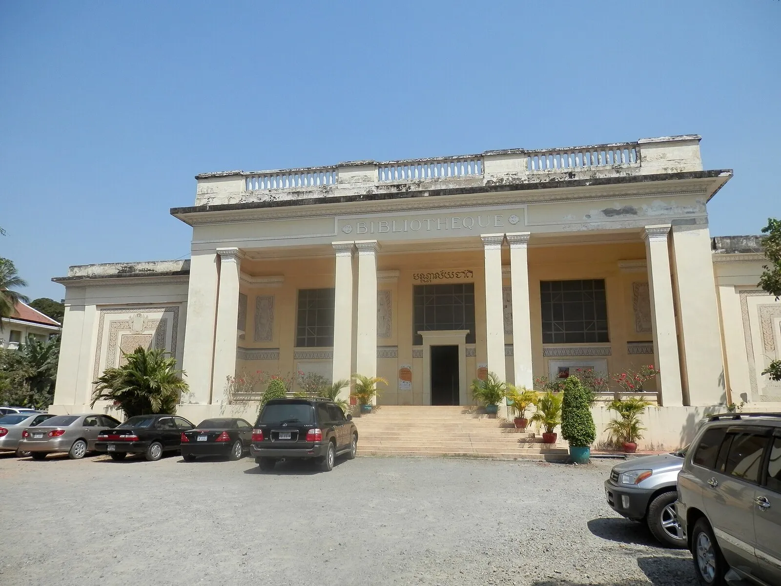 Gmach Biblioteki Narodowej Kambodży w Phnom Penh z kolumnadą i napisem BIBLIOTHEQUE nad wejściem