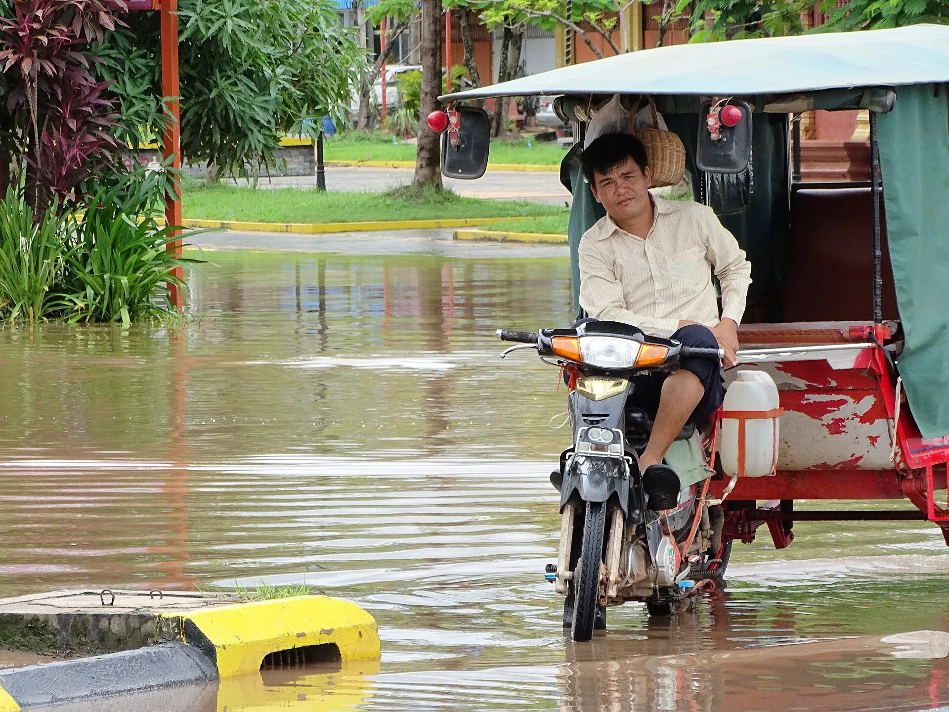 Zalana ulica w Kampot po ulewie w porze deszczowej