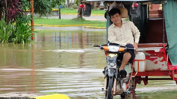 Zalana ulica w Kampot po ulewie w porze deszczowej