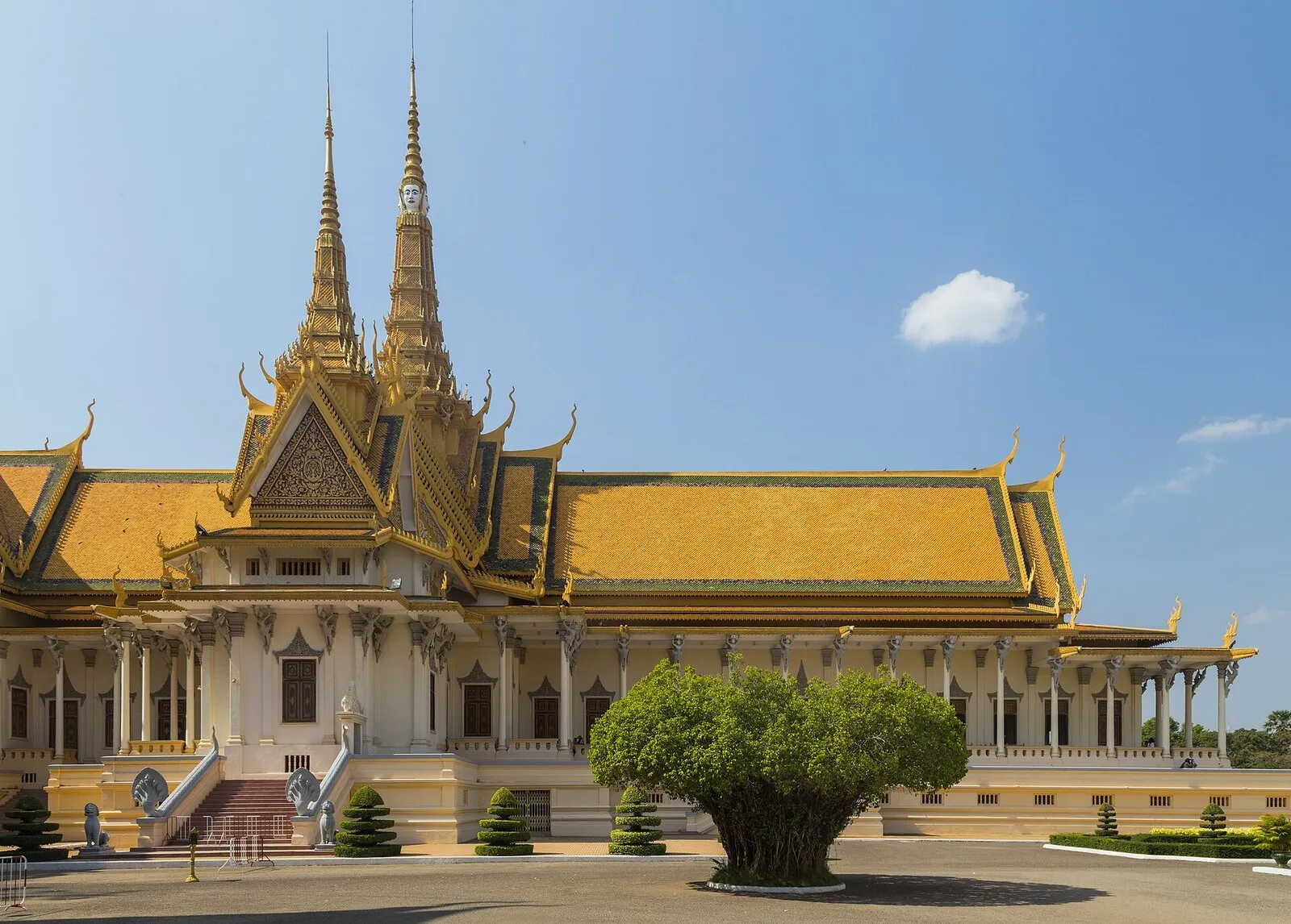 Sala Tronowa Pałacu Królewskiego w Phnom Penh ze złotymi dachami i iglicą