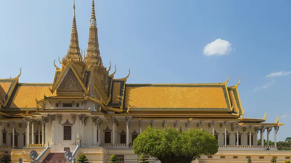 Sala Tronowa Pałacu Królewskiego w Phnom Penh ze złotymi dachami i iglicą