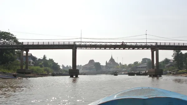 Most nad rzeką w Angkor Borei, dawnym ośrodku królestwa Funan, widok z łodzi