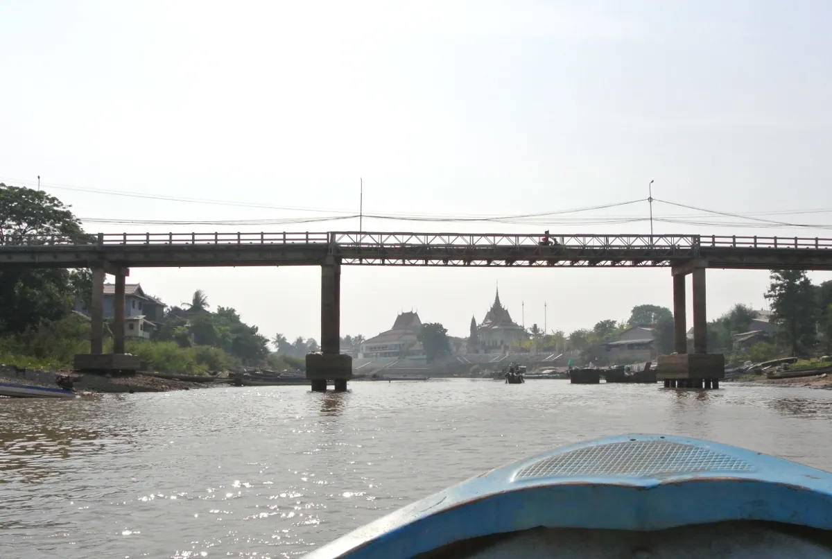 Most nad rzeką w Angkor Borei, dawnym ośrodku królestwa Funan, widok z łodzi