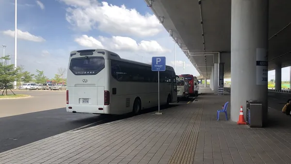 Nowy terminal międzynarodowego lotniska Siem Reap-Angkor z przystankiem autobusowym