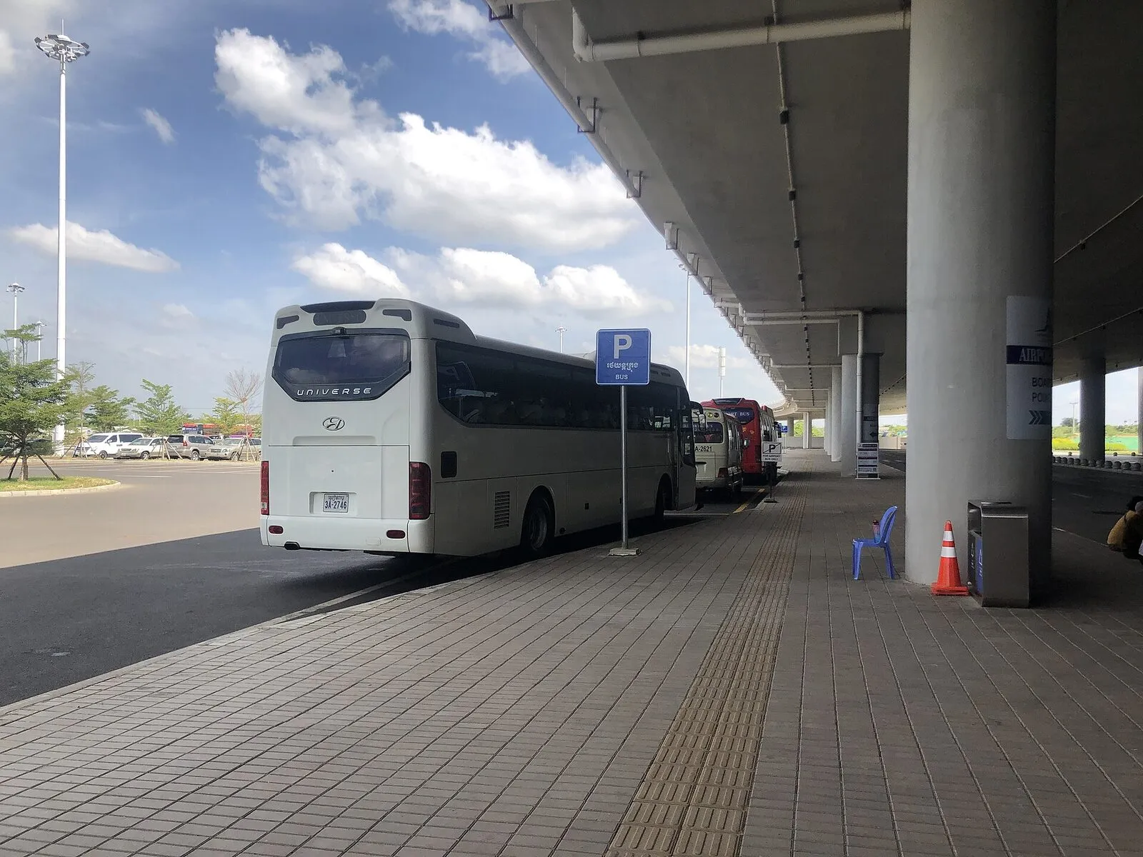 Nowy terminal międzynarodowego lotniska Siem Reap-Angkor z przystankiem autobusowym
