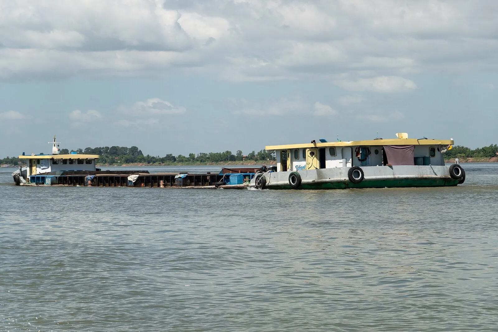 Barki na rzece Mekong w Kambodży