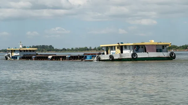 Barki na rzece Mekong w Kambodży