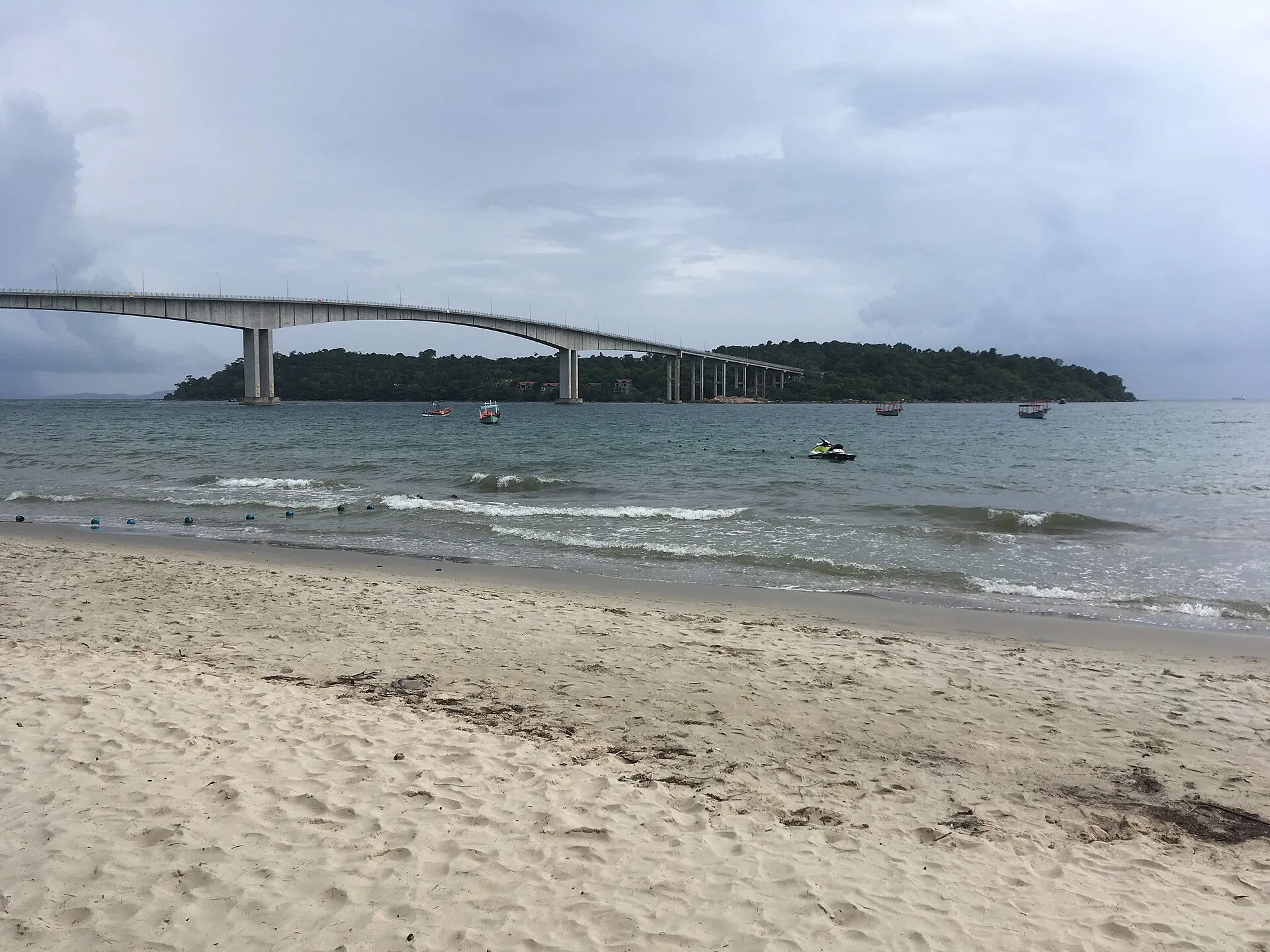 Most łączący ląd z wyspą Koh Puos, widok z plaży