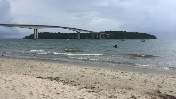 Most łączący ląd z wyspą Koh Puos, widok z plaży