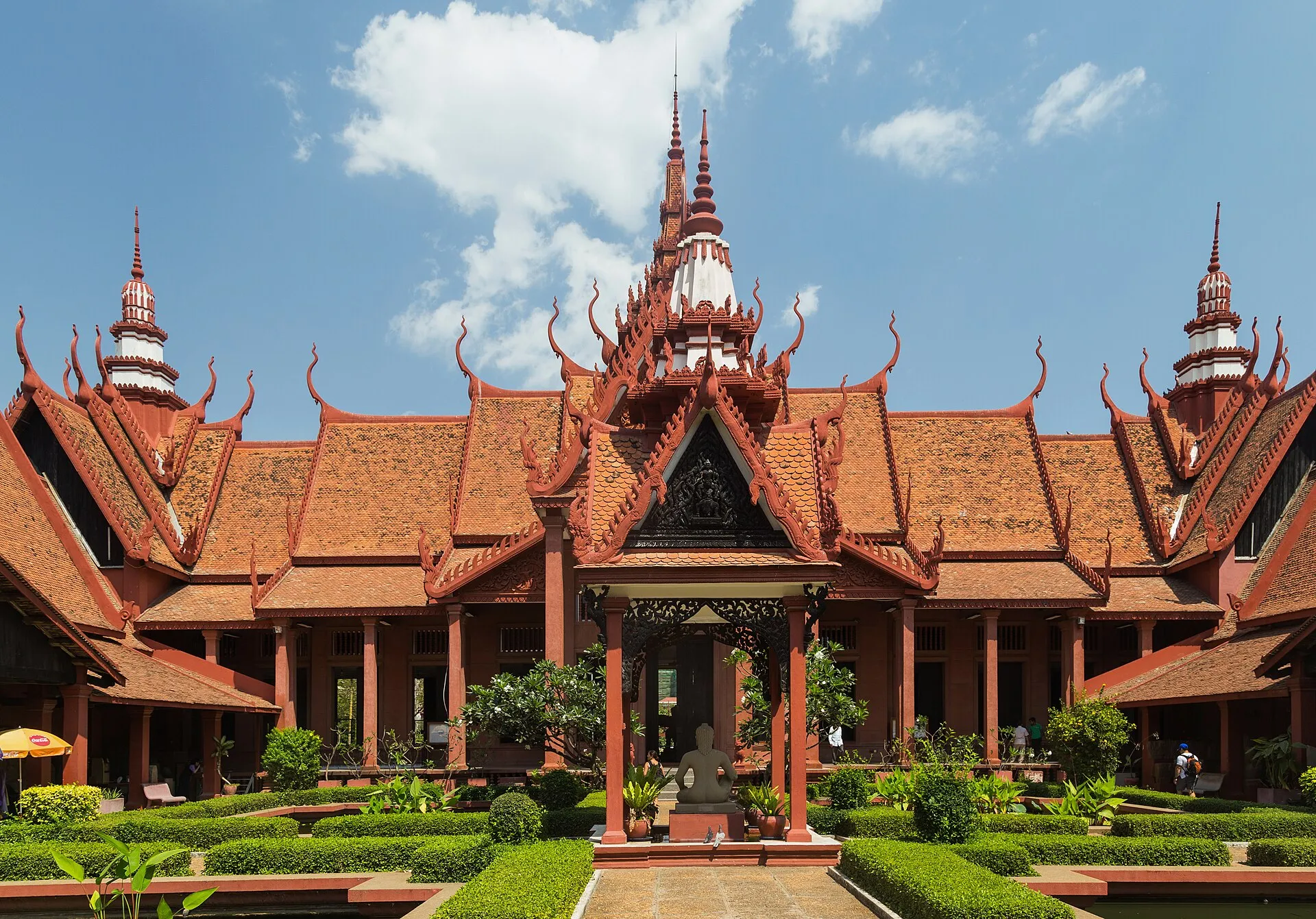 Budynek Muzeum Narodowego w Phnom Penh z czerwonymi dachami i ogrodem
