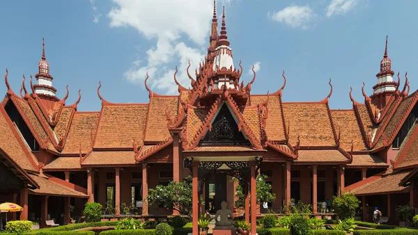Budynek Muzeum Narodowego w Phnom Penh z czerwonymi dachami i ogrodem