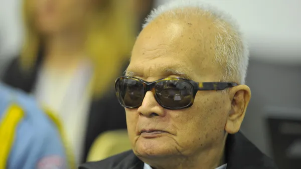 Nuon Chea, były zastępca Pol Pota, na sali Trybunału ds. Zbrodni Czerwonych Khmerów (ECCC)