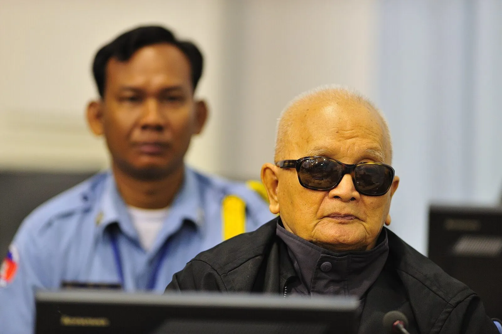 Nuon Chea w ciemnych okularach przed Trybunałem ds. Zbrodni Czerwonych Khmerów