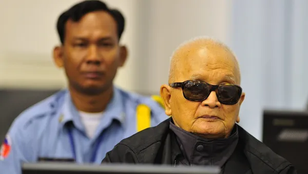 Nuon Chea w ciemnych okularach przed Trybunałem ds. Zbrodni Czerwonych Khmerów