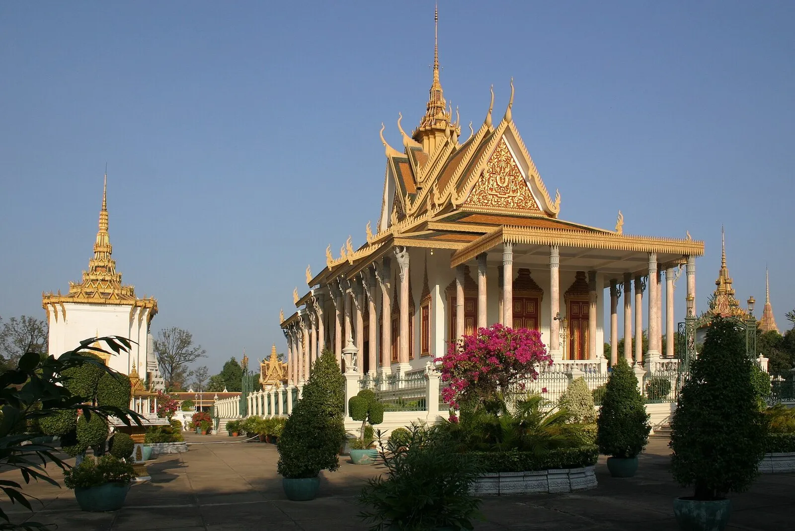 Srebrna Pagoda w Pałacu Królewskim w Phnom Penh, przed nią ogród i kwitnące bugenwille