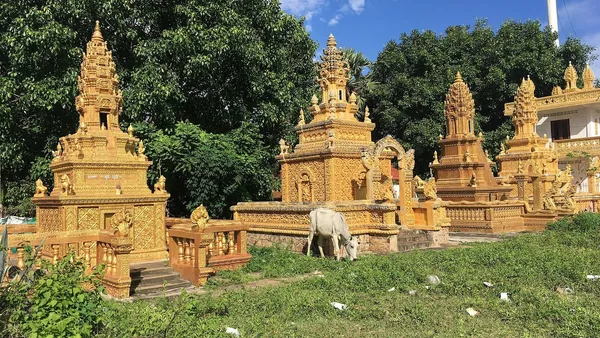 Złote stupy na wzgórzu Phnom Sampeau koło Battambang