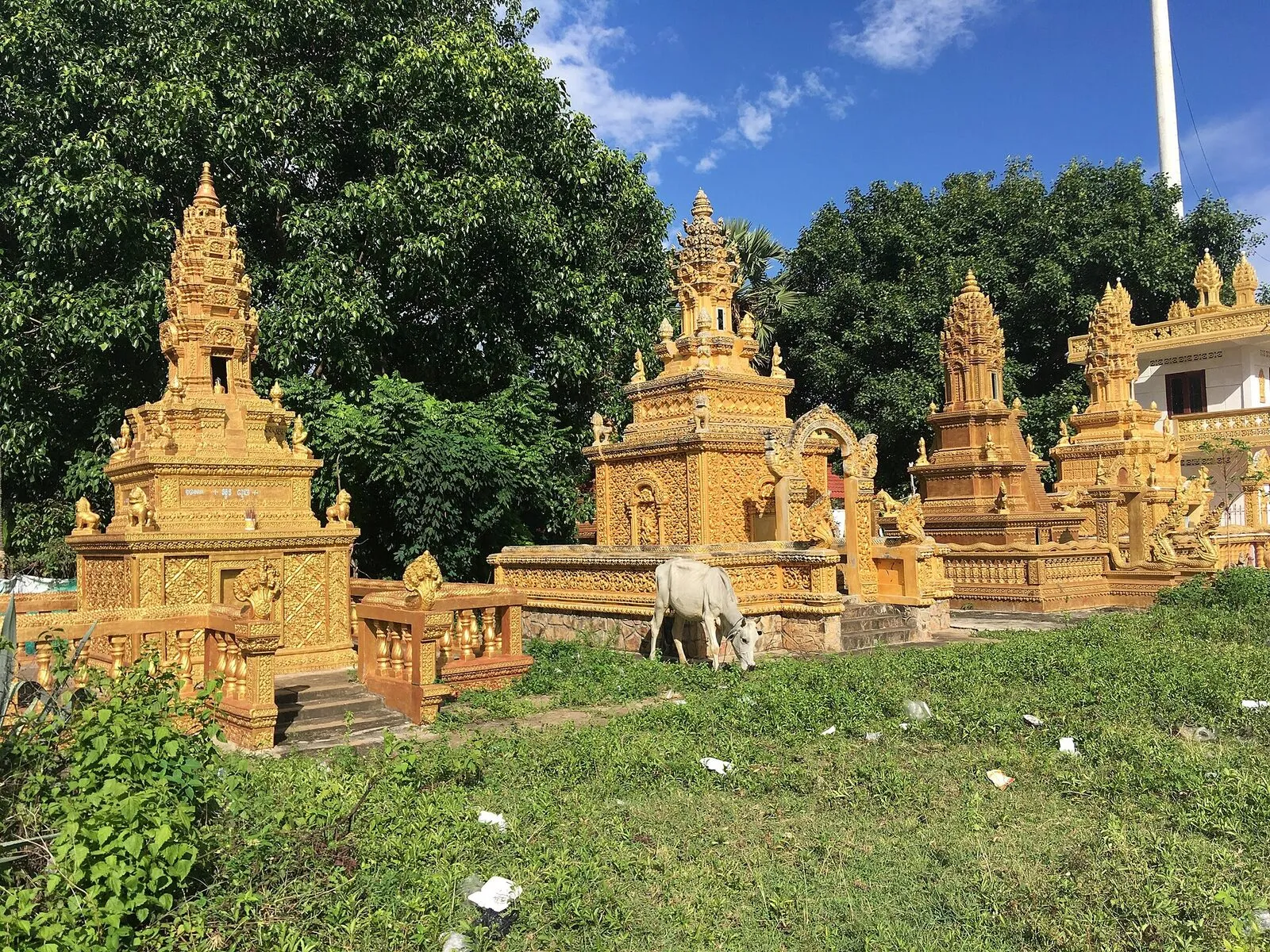 Złote stupy na wzgórzu Phnom Sampeau koło Battambang
