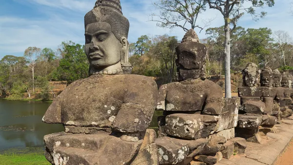Kamienne postacie strażników przy moście prowadzącym do południowej bramy Angkor Thom