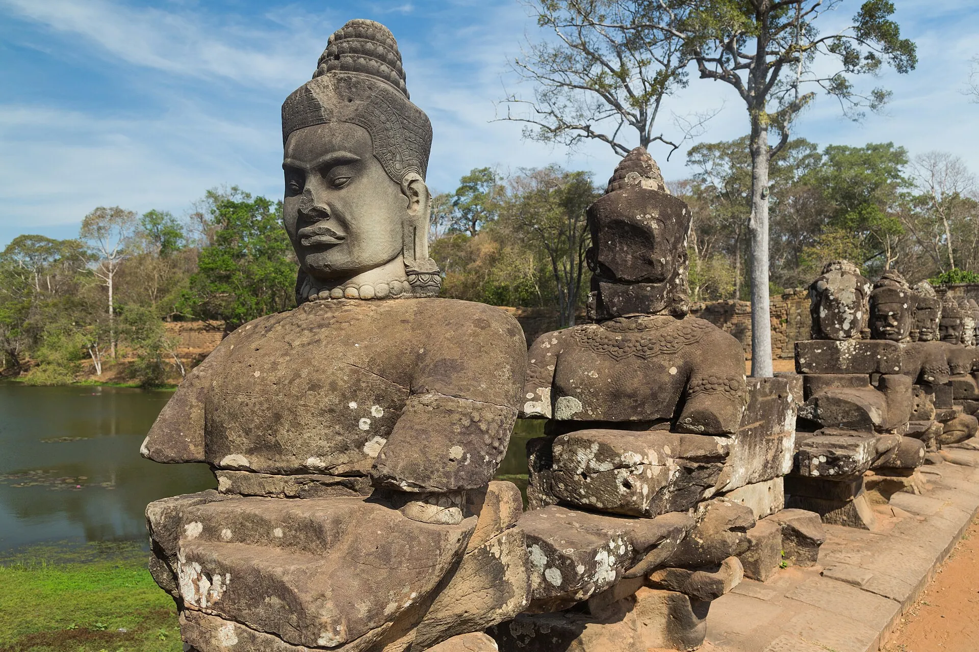 Kamienne postacie strażników przy moście prowadzącym do południowej bramy Angkor Thom
