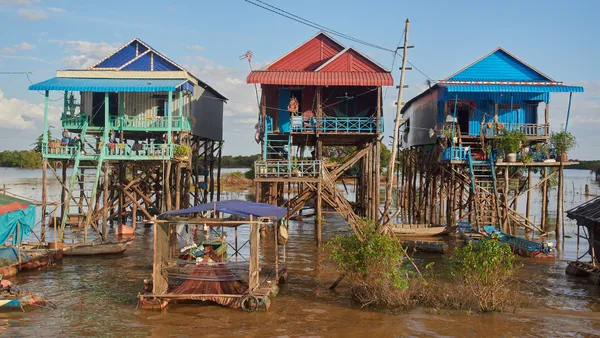 Zalana wioska Kampong Phluk, domy na wysokich palach stoją w wodzie