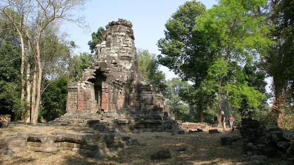 Narożna wieża Prasat Chrung na murach Angkor Thom wśród drzew