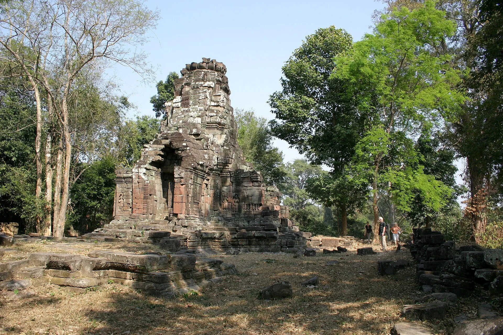 Narożna wieża Prasat Chrung na murach Angkor Thom wśród drzew