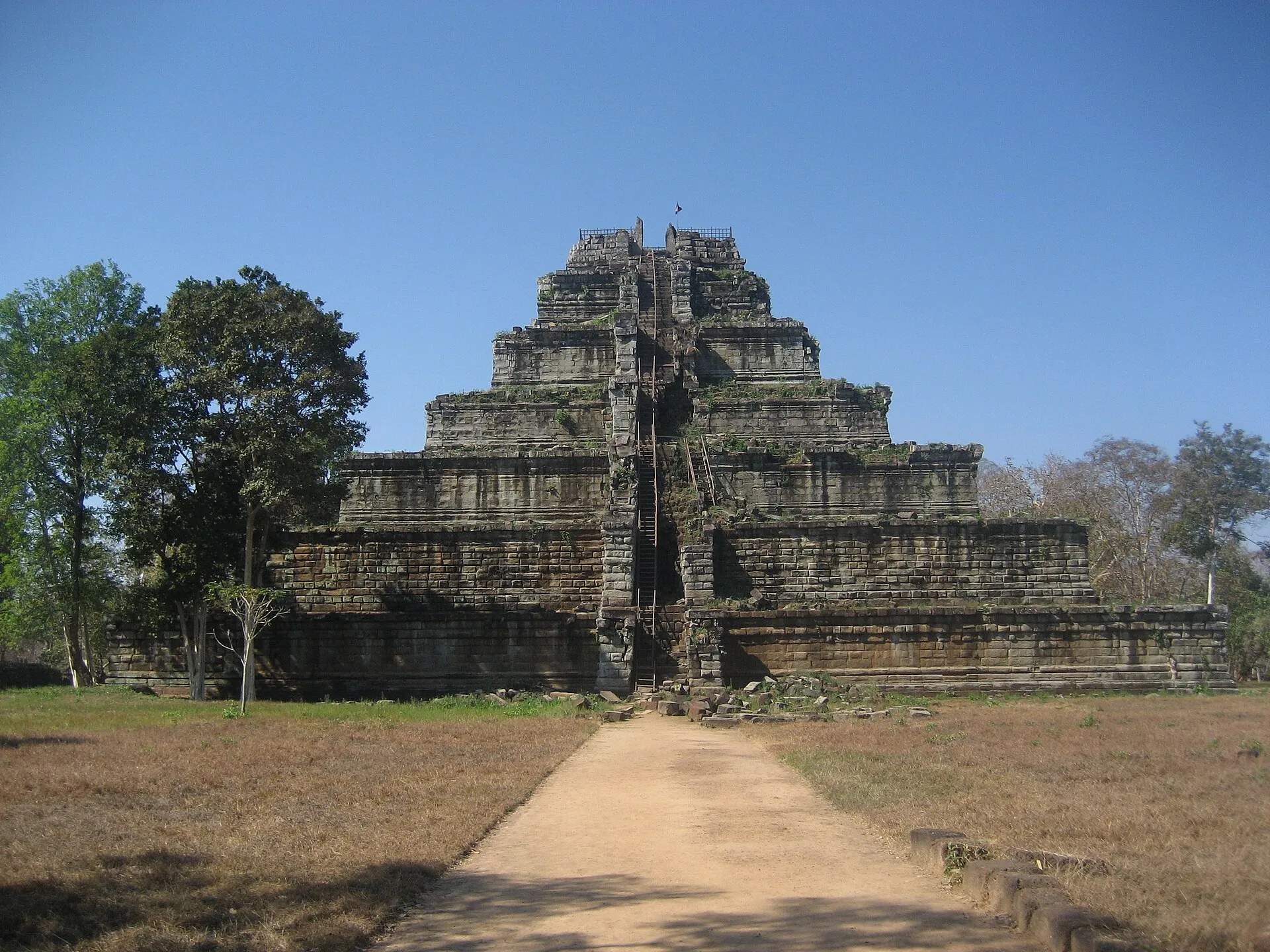 Siedmiopoziomowa piramida Prasat Thom w Koh Ker